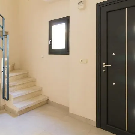 Cal Modest 1 Apartment